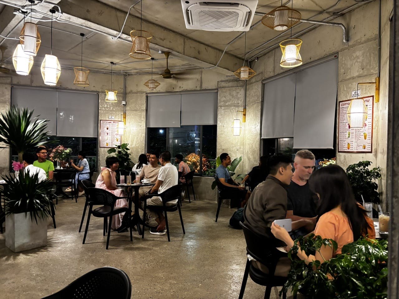 Several small conversation tables during the Friday, March 27, 2026 Da Nang Language Exchange session.